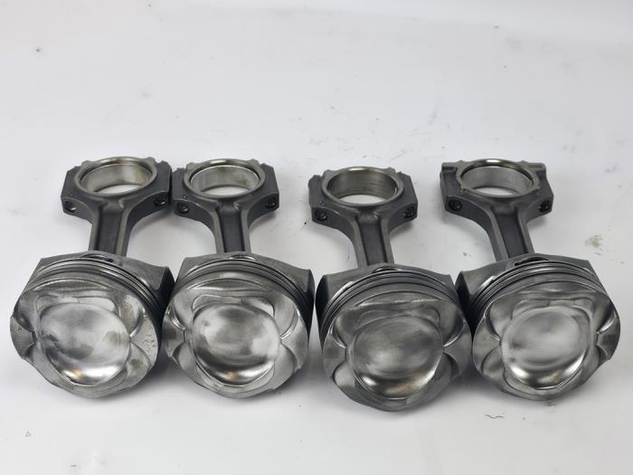 Usagé Piston Ford Focus 3 1.5 EcoBoost 16V 150 Prix € 169,40 Prix TTC proposé par WH Carparts