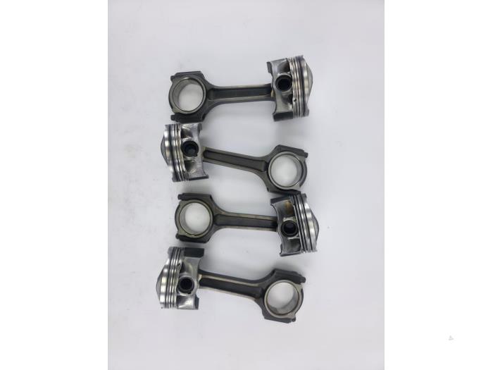 Usagé Piston Ford Focus 3 1.5 EcoBoost 16V 150 Prix € 169,40 Prix TTC proposé par WH Carparts