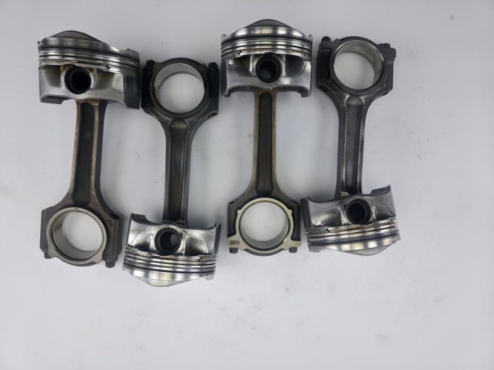 Usagé Piston Ford Focus 3 1.5 EcoBoost 16V 150 Prix € 169,40 Prix TTC proposé par WH Carparts