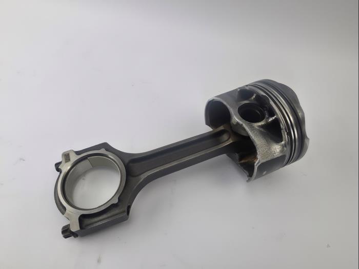 Usagé Piston Ford Focus 3 1.5 EcoBoost 16V 150 Prix € 48,40 Prix TTC proposé par WH Carparts