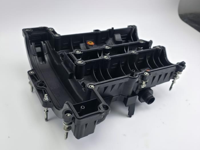 Ventildeckel van een Ford Focus 3 Wagon 1.0 Ti-VCT EcoBoost 12V 125 2016