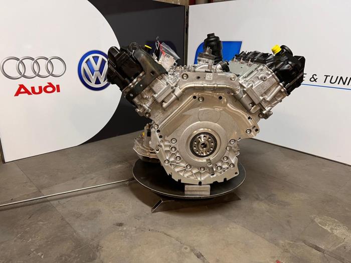 Engine from a Audi A4 Avant (B9) 3.0 TDI V6 24V Quattro 2015