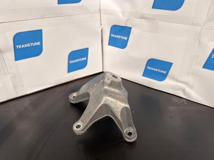 Usagé Support moteur Porsche Macan (95B) 3.0 V6 24V S Prix € 54,45 Prix TTC proposé par TransTune B.V.