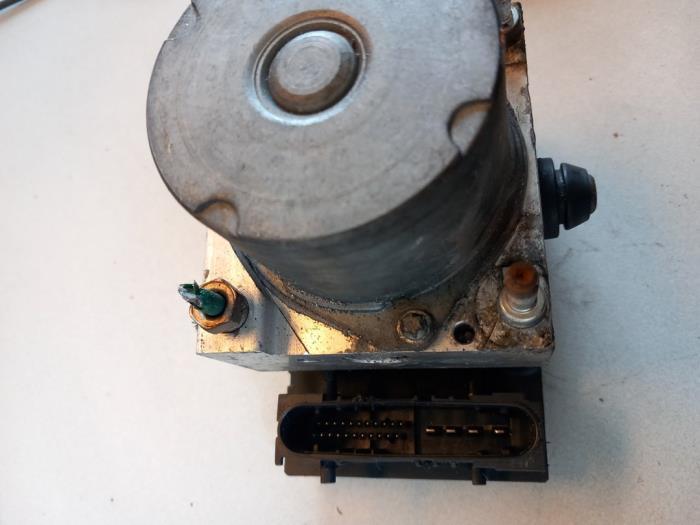 ABS Pumpe van een Renault Twingo (C06) 1.2 2007