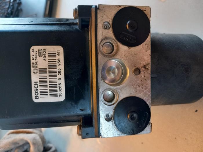 Begagnade ABS-pump Audi A4 (B6) 2.4 V6 30V Pris € 70,00 Marginaltabell erbjuds av Umit Sloperij