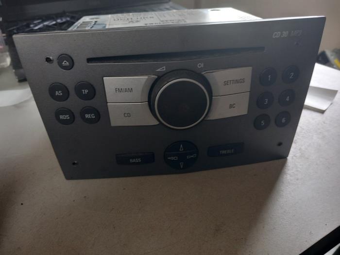 Radio CD player from a Opel Zafira (M75)  2006
