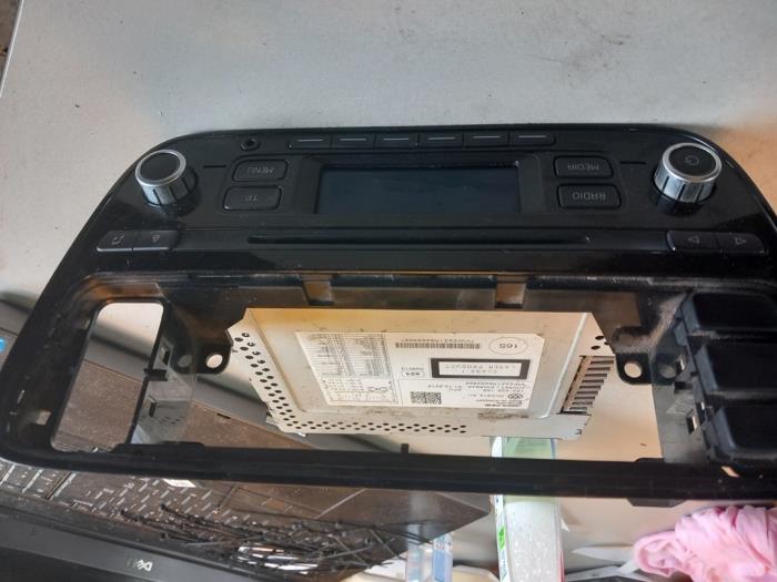 Używane Odtwarzacz CD Volkswagen Up! (121) Cena € 70,00 Procedura marży oferowane przez Umit Sloperij