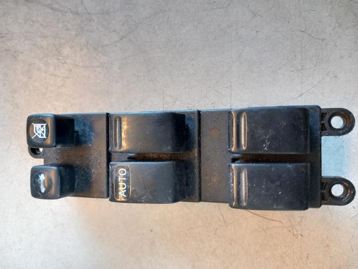 Usados Interruptor combinado de ventanillas Nissan Primera (P12) 2.0 16V Precio € 30,00 Norma de margen ofrecido por Umit Sloperij