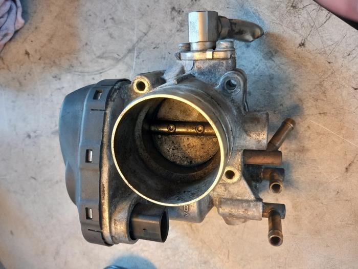Usagé Boitier papillon Volkswagen Golf IV (1J1) 1.6 Prix € 70,00 Règlement à la marge proposé par Umit Sloperij
