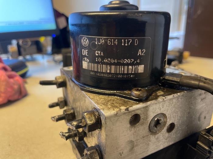 Begagnade ABS-pump Volkswagen Golf V (1K1) 2.0 SDI Pris € 25,00 Marginaltabell erbjuds av Umit Sloperij