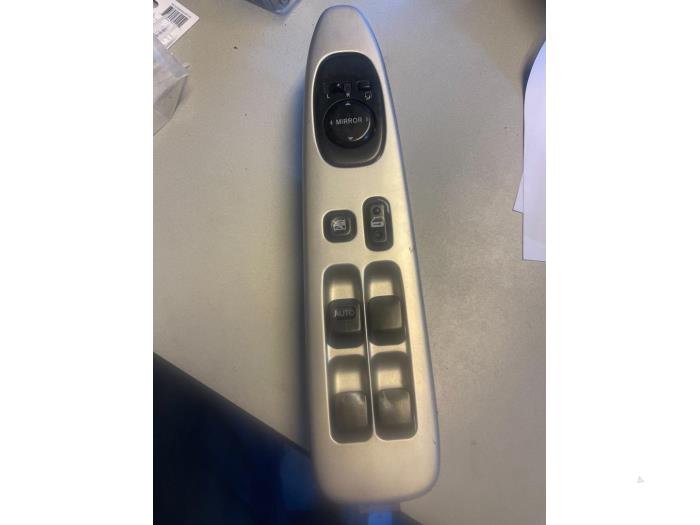 Usados Interruptor combinado de ventanillas Lexus IS SportCross (E1) 200 2.0 24V Precio € 40,00 Norma de margen ofrecido por Umit Sloperij