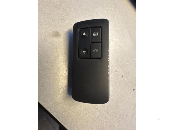 Usados Interruptor combinado de ventanillas Opel Vectra C Caravan 2.2 DTI 16V Precio € 20,00 Norma de margen ofrecido por Umit Sloperij