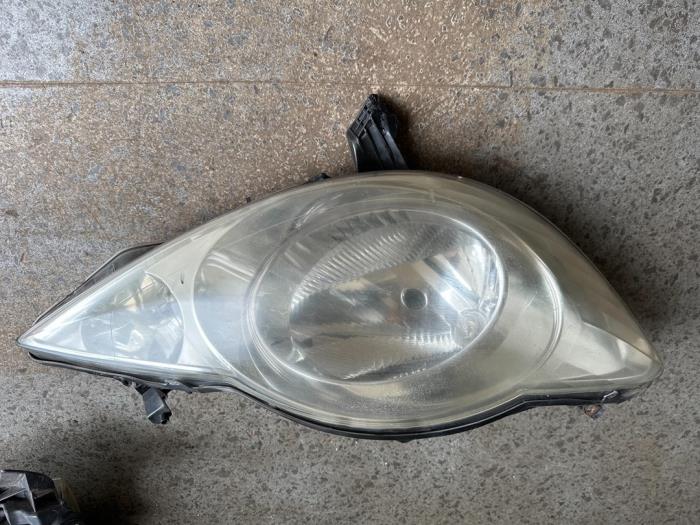 Używane Reflektor prawy Peugeot 107 Cena na żądanie oferowane przez Umit Sloperij