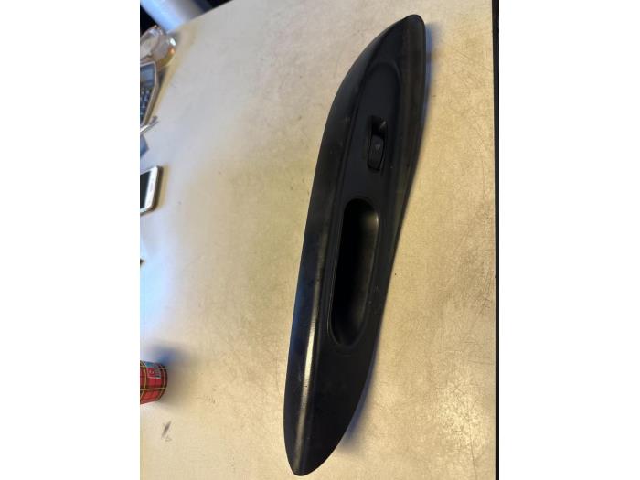 Usados Interruptor de ventanilla eléctrica Hyundai H-1/H-200 Precio € 30,00 Norma de margen ofrecido por Umit Sloperij