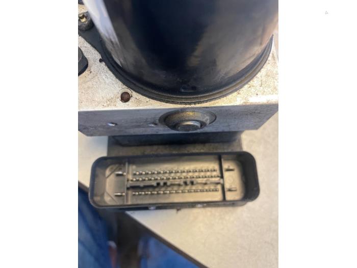 Gebrauchte ABS Pumpe Volkswagen Touran (1T1/T2) 1.9 TDI 100 Preis € 40,00 Margenregelung angeboten von Umit Sloperij