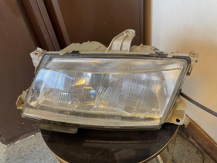 Używane Reflektor lewy Saab 9-5 (YS3E) 2.0t 16V Cena € 30,00 Procedura marży oferowane przez Umit Sloperij