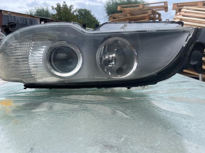 Używane Reflektor lewy BMW 3 serie (E90) 325d 24V Cena € 90,00 Procedura marży oferowane przez Umit Sloperij