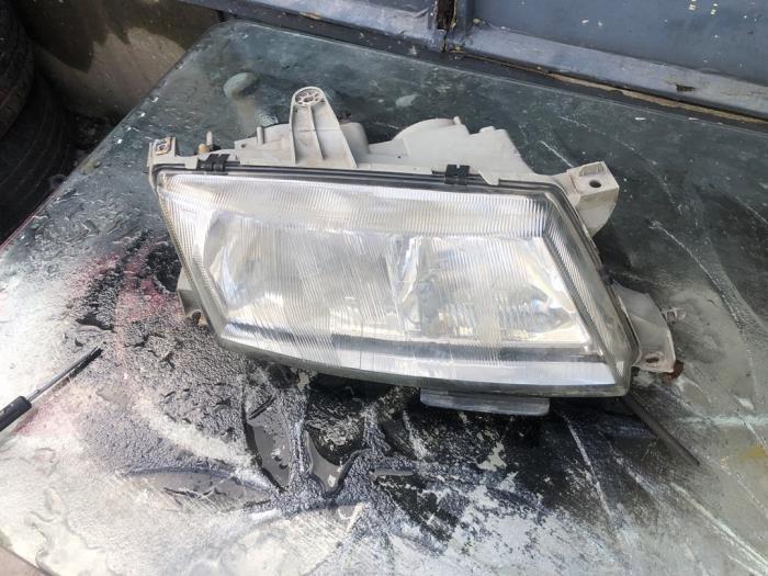 Używane Reflektor prawy Saab 9-5 (YS3E) 2.0t 16V Cena € 50,00 Procedura marży oferowane przez Umit Sloperij