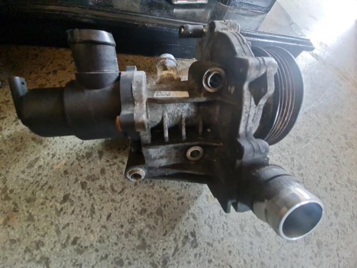 Usagé Pompe à eau Mercedes A (W176) 1.8 A-180 CDI 16V Autom. Prix € 50,00 Règlement à la marge proposé par Umit Sloperij