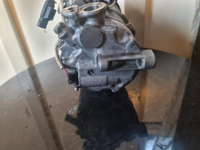 Air conditioning pump from a Mercedes-Benz GLA (156.9) 1.6 180 16V 2019
