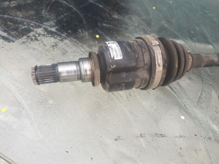 Front drive shaft, left from a Toyota Yaris (P1) 1.3 16V VVT-i 2004