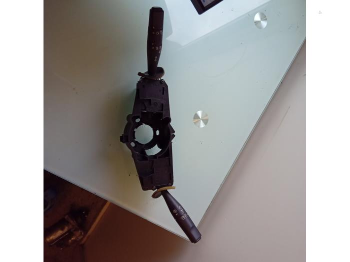 Interruptor combinado columna de dirección de un Citroën Xsara Picasso (CH) 1.8 16V 2002