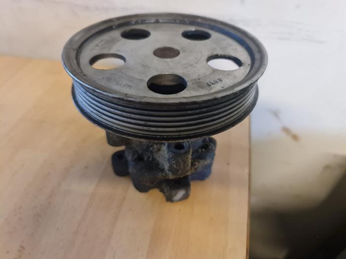 Usagé Pompe de direction Audi A4 Avant (B7) 2.0 20V Prix € 50,00 Règlement à la marge proposé par Umit Sloperij