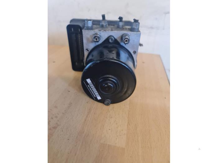 Usagé Bloc ABS Mazda 5 (CR19) 2.0 CiDT 16V High Power Prix € 50,00 Règlement à la marge proposé par Umit Sloperij