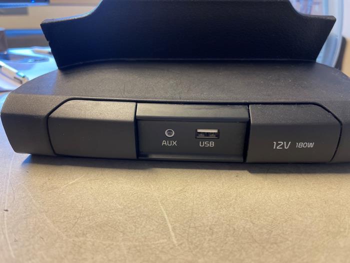 Zlacze AUX/USB z Kia Picanto (JA) 1.0 T-GDI 12V 2020