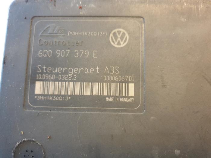 ABS pump from a Volkswagen Polo IV (9N1/2/3) 1.2 12V 2002