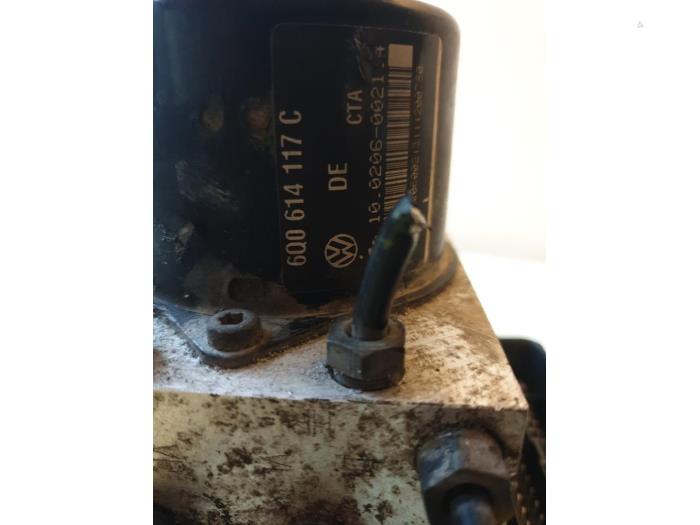 ABS pump from a Volkswagen Polo IV (9N1/2/3) 1.2 12V 2002