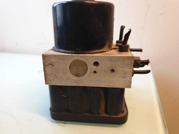 ABS pump from a Volkswagen Polo IV (9N1/2/3) 1.2 12V 2002