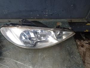 Used Headlight, right Peugeot 206 (2A/C/H/J/S) 1.4 HDi Price € 30,00 Margin scheme offered by Umit Sloperij