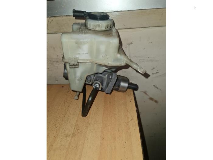 Master cylinder from a BMW X5 (E53) 3.0d 24V 2003