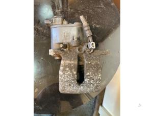Usados Pinzas de freno izquierda detrás Volvo V60 I (FW/GW) 1.6 T3 16V Precio € 55,00 Norma de margen ofrecido por Umit Sloperij