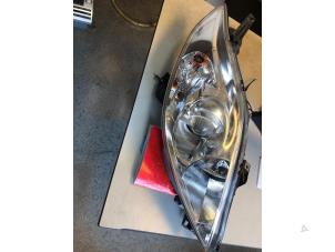 Used Headlight, right Mazda 5 (CR19) Price € 70,00 Margin scheme offered by Umit Sloperij