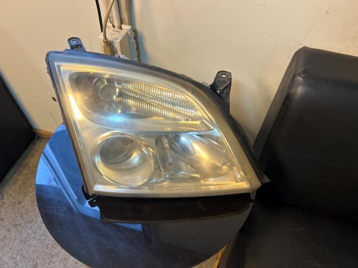 Używane Reflektor prawy Opel Vectra C Caravan 3.2 V6 24V Cena € 30,00 Procedura marży oferowane przez Umit Sloperij