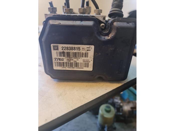 Usagé Pompe ABS Opel Insignia Mk.I 2.0 CDTI 16V Prix € 70,00 Règlement à la marge proposé par Umit Sloperij