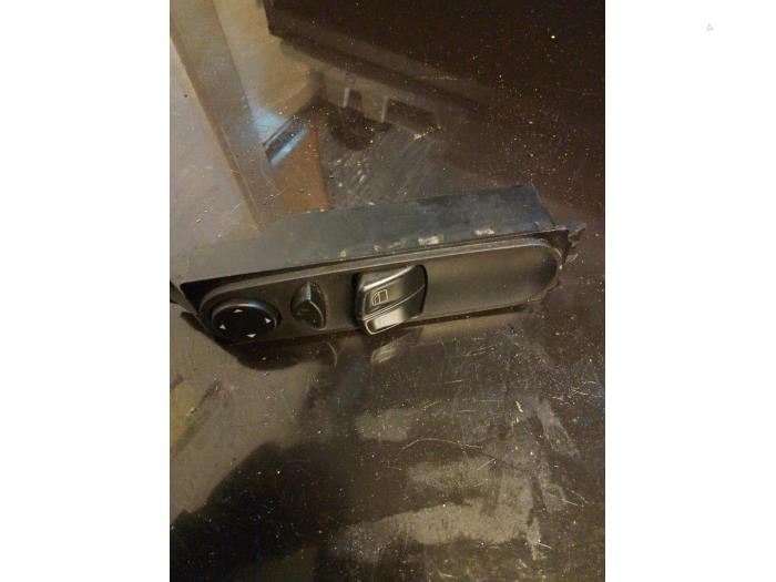 Usados Interruptor combinado de ventanillas Mercedes Vito (639.6) Precio € 25,00 Norma de margen ofrecido por Umit Sloperij