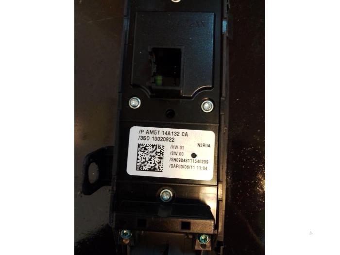 Usados Interruptor combinado de ventanillas Ford Focus 3 1.6 EcoBoost 16V 150 Precio € 20,00 Norma de margen ofrecido por Umit Sloperij