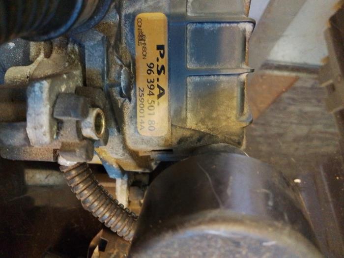 Używane Pompa EGR Peugeot 307 CC (3B) 2.0 16V Cena € 75,00 Procedura marży oferowane przez Umit Sloperij