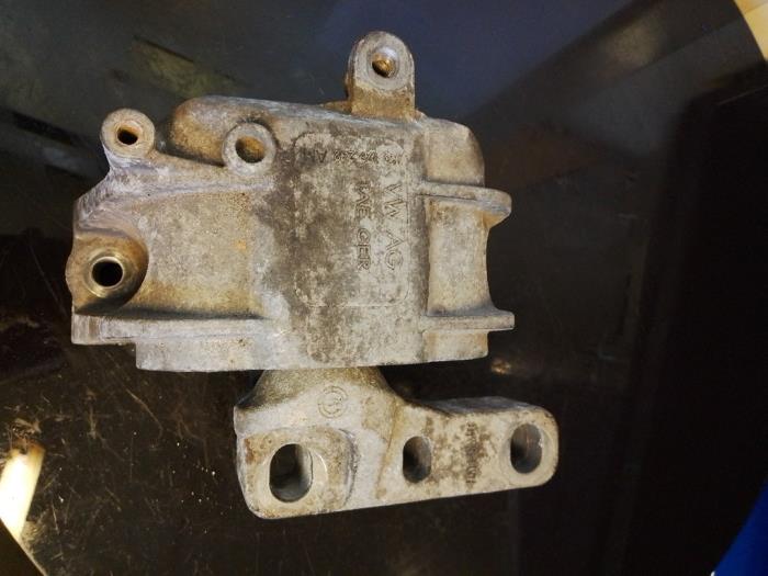 Used Engine mount Volkswagen Jetta IV (162/16A) 2.0 TDI 16V Price € 25,00 Margin scheme offered by Umit Sloperij