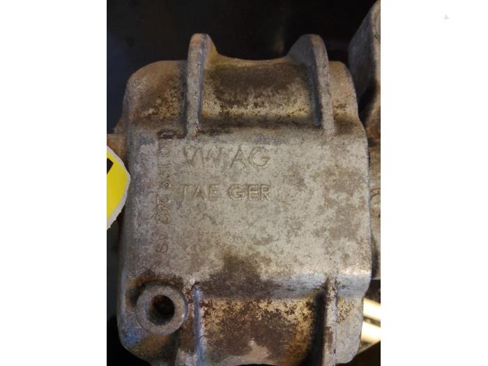 Used Engine mount Volkswagen Caddy III (2KA,2KH,2CA,2CH) 1.9 TDI Price € 20,00 Margin scheme offered by Umit Sloperij