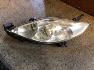 Używane Reflektor lewy Mazda 5 (CR19) 1.8i 16V Cena € 70,00 Procedura marży oferowane przez Umit Sloperij