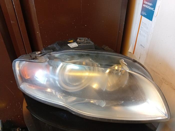 Używane Reflektor prawy Audi A4 Avant (B7) 2.0 TDI 16V Cena € 100,00 Procedura marży oferowane przez Umit Sloperij