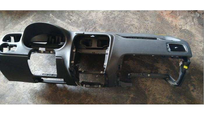Usados Salpicadero Volkswagen Polo IV (9N1/2/3) Precio € 150,00 Norma de margen ofrecido por Umit Sloperij