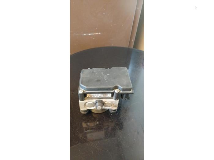 Usagé Bloc ABS Renault Clio III (BR/CR) 1.5 dCi FAP Prix € 80,00 Règlement à la marge proposé par Umit Sloperij