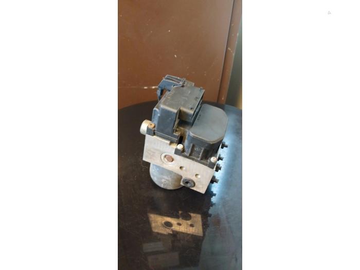 Begagnade ABS-pump Volkswagen Passat Variant (3B5) 1.9 TDI 90 Pris € 75,00 Marginaltabell erbjuds av Umit Sloperij