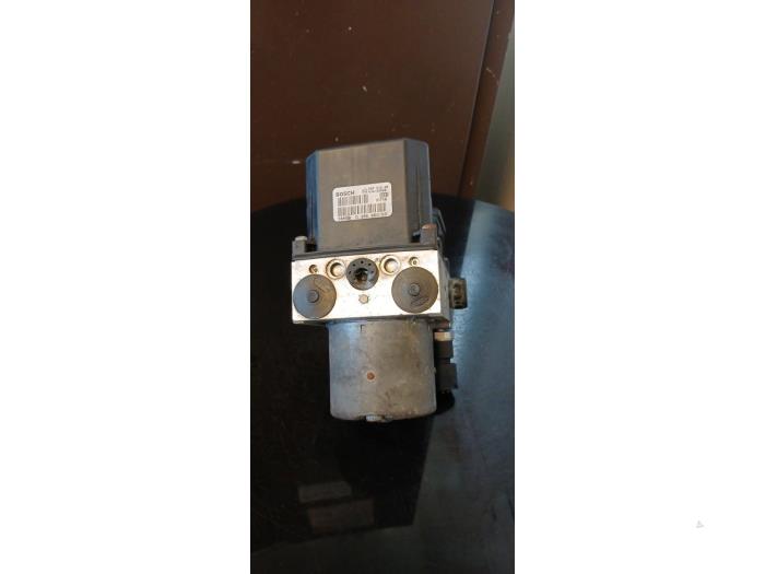 Usagé Pompe ABS Audi A4 (B6) 2.0 20V Quattro Prix € 100,00 Règlement à la marge proposé par Umit Sloperij