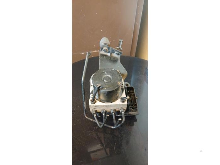 Usados Bomba ABS Volkswagen Polo IV (9N1/2/3) 1.2 12V Precio € 100,00 Norma de margen ofrecido por Umit Sloperij